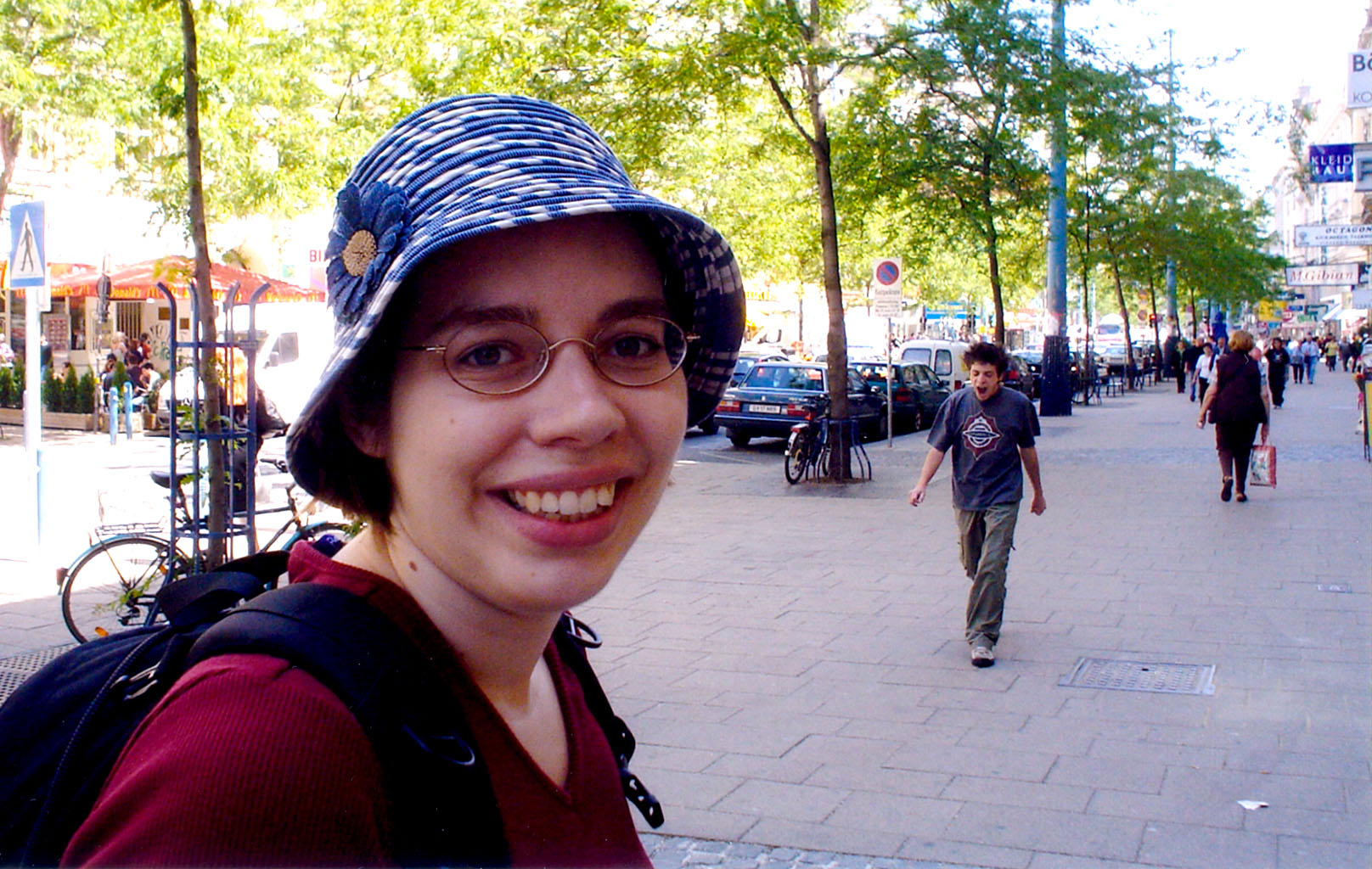 Catherine en voyage à Prague (2003). Le passant inconnu en second plan nous rappelle qu&rsquo;il faut toujours faire attention en public!
