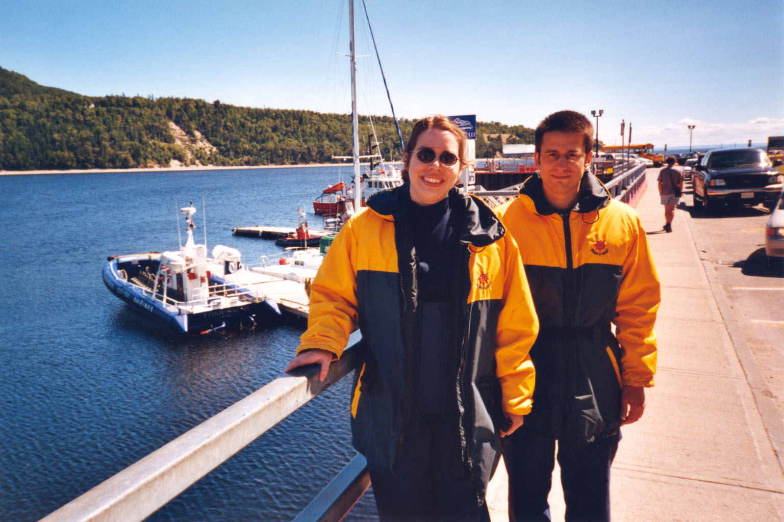 Voyage à Tadoussac (2002) de Catherine, Philippe et Sébastien (qui prend la photo) pour voir les baleines à bord du bâteau visible en arrière-plan.